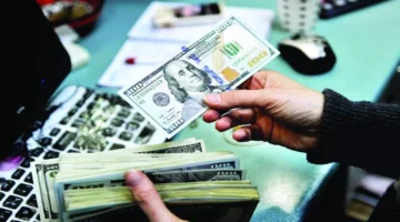 الدولار يرتفع أمام الين ويثبت مقابل اليورو بعد بيانات التضخم